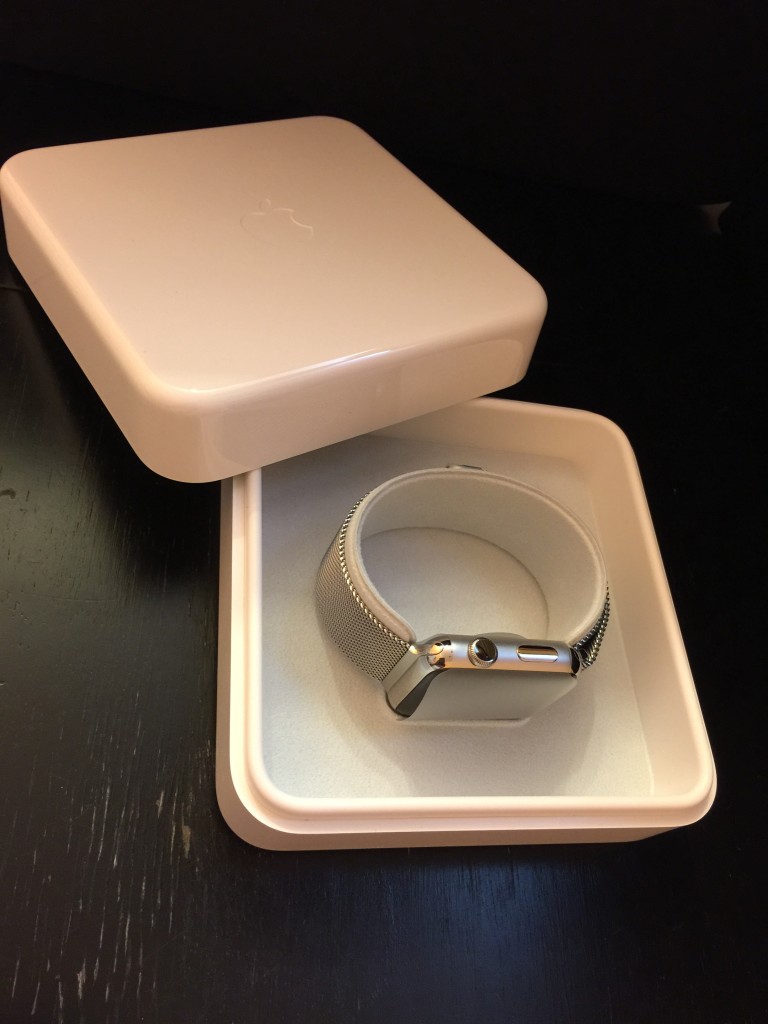 打開盒蓋，Apple Watch 緊緊捲著錶托