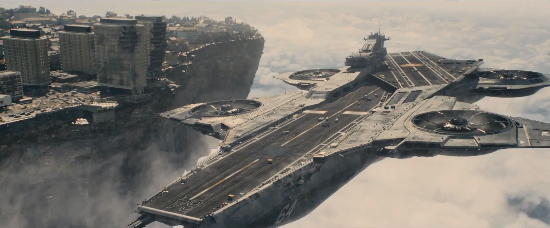Nick Fury 聯同 Maria Hill 駕駛航母及時出現，派出救生飛船接走居民