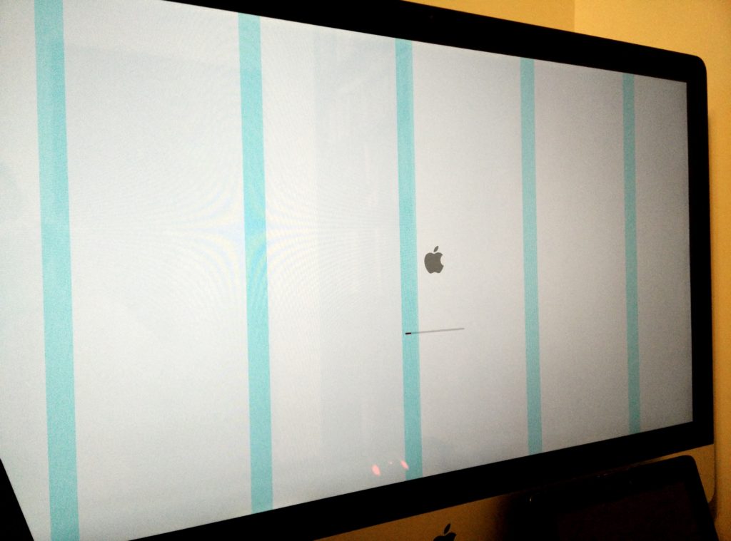 當 iMac 顯示卡掛掉後，啟動時畫面會出現垂直條紋，然後畫面全黑